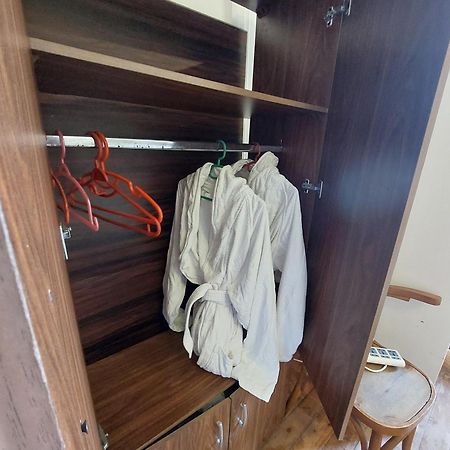 Arab Hostel, Welcoming All Solo And Groups Travellers But, Unmarried Couples Not Allowed Alexandria Eksteriør billede